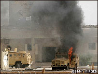 Vehículos blindados del ejército en llamas en Basora