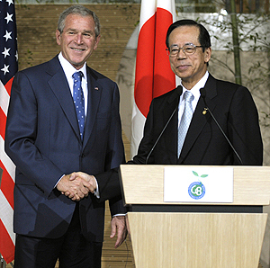 El presidente estadounidense George W. Bush y el primer ministro japonés Yasuo Fukuda posan para la prensa el domingo 6 de julio del 2008, en la víspera de la cumbre del G8 en Toyako, Japón. AP 