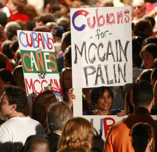 John McCain llega en Miami con la esperanza de que la ciudad le ofrezca el cambio de escenografía adecuado para un republicano que favorece la inmigración y es un ferviente anticastrista, pero al que no le va muy bien en las encuestas. JOHN VANBEEKUM/The Miami Herald 