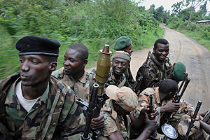 Tropas del Congreso Nacional para la Defensa del pueblo (CNDP) del rebelde Nkunda, cerca de Rutshuru. (Foto: AFP)