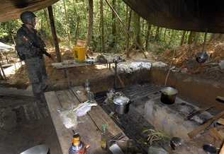  Una vista de la cocina del campamento en territorio ecuatoriano donde se refugiaba Luis Edgar Devia, alias Raúl Reyes, el segundo comandante de las Fuerzas Armadas Revolucionarias de Colombia (FARC).