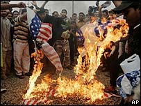 Iraquíes queman una bandera de Estados Unidos.