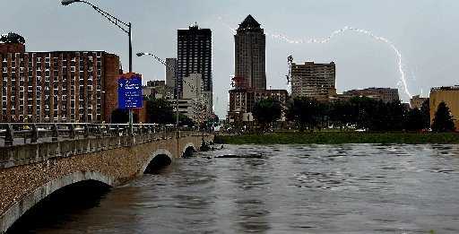 La aguas del Río Des Moines inundaron el downtown, casi alcanzando la altura del puente. Los meteorólogos han pronosticado más lluvias para los próximos días, lo que empeorará la crecida del río. AP 