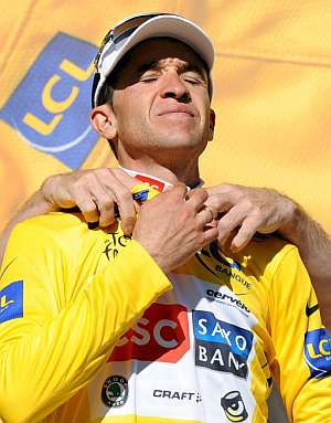 Carlos Sastre, con el maillot de líder del Tour. (Foto: EFE)