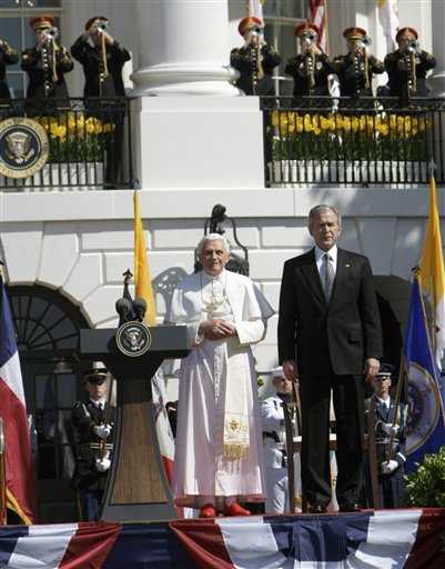 El presidente Bush y el Papa Benedicto XVI durante la ceremonia de bienvenida al líder de la iglesia católica en la Casa Blanca. Pablo Martinez Monsivais / AP 