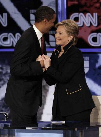 Barack Obama y Hillary Clinton se saludan tras el debate