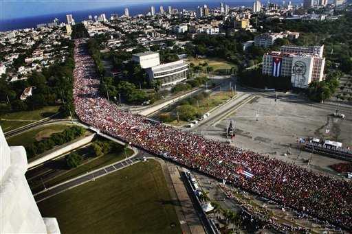 Vista aérea de la marcha organizada para celebrar el Día del Trabajador en La Habana. Ismael Francisco / AP 