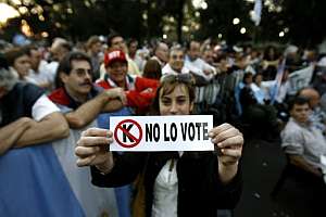 Una mujer pide el voto en contra del ’impuestazo’ a las exportaciones de cereales. (Foto: EFE)