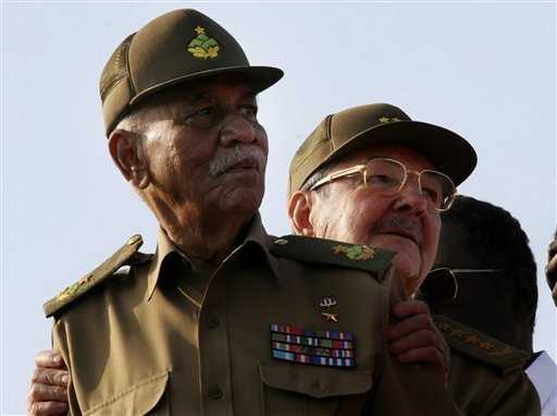 Raúl Castro abraza desde atrás a Juan Almeida Bosque durante el acto. Ismael Francisco / AP 