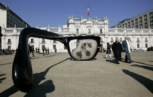 Una réplica gigante de los espejuelos rotos del ex presidente chileno Salvador Allende está expuesta en las afueras del Palacio de La Moneda, en la conmemoración de su natalicio. AP 