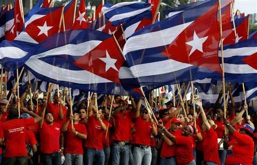 Estudiantes, deportistas olímpicos, empleados, jóvenes y grupos de vecinos formaron columnas para el desfile del Primero de Mayo en La Habana. Javier Galeano / AP 