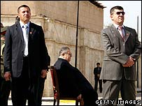 El presidente de Irak, Jalal Talabani, (centro) espera la llegada de  Ahmadinejad en su residencia.