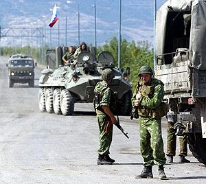Torpas rusas todavía desplegadas a la entrada de Gori. (Foto: AFP)