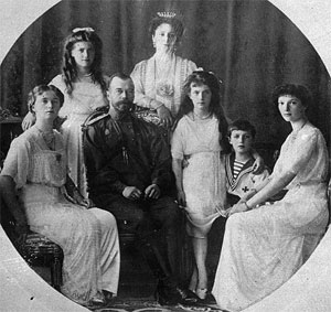 El zar Nicolás II y la zarina Alexandra, rodeados de sus hijos.