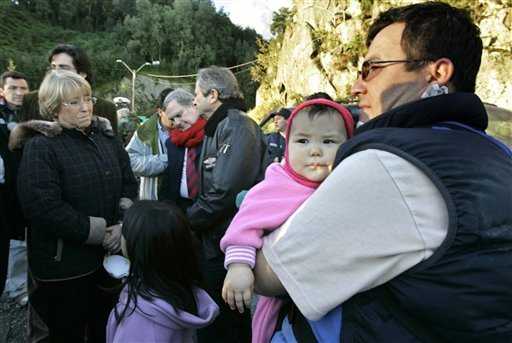 Bachelet estuvo en Puerto Montt, a unos a 1.000 kilómetros de Santiago, para visitar a cientos de los miles de habitantes de la localidad de Chaitén que debieron ser apresuradamente evacuados luego que la erupción del volcán del mismo nombre el viernes último sepultó a la localidad bajo una gruesa capa de ceniza. Santiago Llanquin / AP 