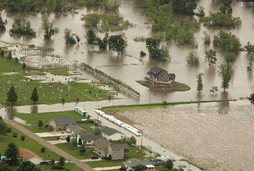 Vista aérea del sudeste de Palo, en Iowa, bajo agua. AP 