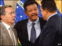 De izq. a der.: Álvaro Uribe, Leonel Fernández y Hugo Chávez