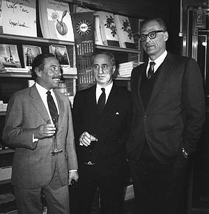 Tennesse Williams (i) junto a los escritores Elia Kazan y Arthur Miller (d) en una librería. (Foto: AP)
