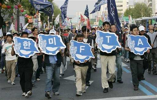 Los trabajadores surcoreanos aprovecharon la ocasión para exigir un tratado de libre de comercio entre EEUU y Corea (en carteles azules). Lee Jin-man / AP 