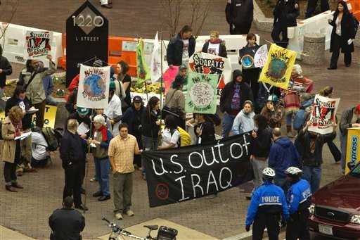 Manifestantes también se congregaron frente al edificio del American Petroleum Institute en la capital estadounidense, llevando pancartas que pedían el fin de la guerra y de la dependencia de petróleo. J. Scott Applewhite / AP 