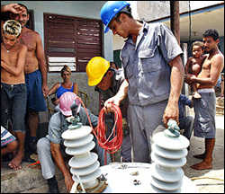  Trabajadores de la Empresa Eléctrica intentan restablecer el servicio en la localidad de Baracoa, al oeste de La Habana.