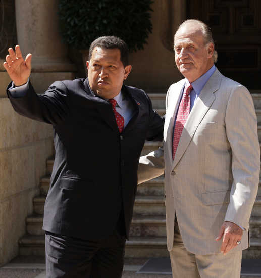 El presidente venezolano a su llegada a Marivent, la residencia de verano del Rey Juan Carlos en Palma de Mallorca. España es la última escala de la gira europea que Hugo Chávez realizó esta semana. Manu Mielniezuk / AP 