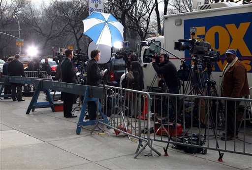 Miembros de la media esperan afuera de la residencia del gobernador, en Fifth Ave. en Nueva York el 11 de marzo de 2008. DAVID KARP / AP 