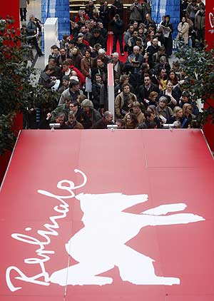 Colas para comprar las entradas para el Festival de Cine de Berlín. (Foto: AFP)