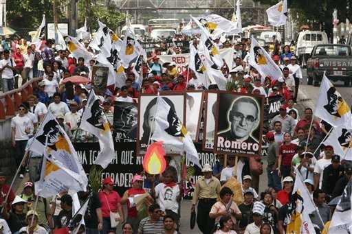 Con una serie de peregrinaciones y misas, decenas de salvadoreños y extranjeros conmemoraron los 28 años del asesinato de monseñor Oscar Arnulfo Romero, cuyo proceso de canonización está en manos del Vaticano. Luis Romero / AP 