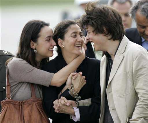 Ingrid Betancourt se fundió en un abrazo con sus hijos Melanie y Lorenzo. Ricardo Mazalan / AP 
