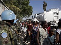 Personas esperan por alimentos en un centro de distribución de la ONU en Haití