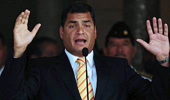 Rafael Correa llama a Álvaro Uribe 