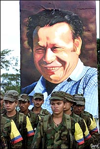 Guerrilleros de las FARC con imagen de Tirofijo al fondo. Los Pozos, Caquetá, Colombia,  2001, AFP