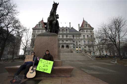 Garret McCluskey y Jameson Parker sostienen un cartel expresando sus opiniones con respecto al escándalo que envuelve al gobernador Eliot Spitzer con prostitutas, en frente del capitolio en Albany, Nueva York. (AP Photo/Mary Altaffer) 