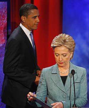  CLINTON Y Obama durante una pausa comercial.