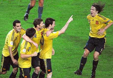 España celebra el gol de Silva. (AFP)