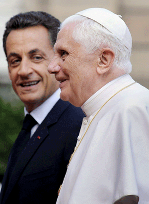 Un primer plano del papa Benedicto XVI y el presidente francés.