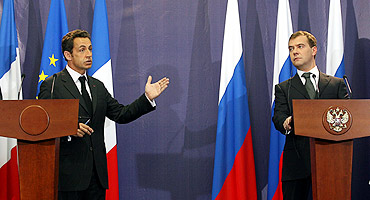 N. Sarkozy y D. Medvédev, en el palacio presidencial de Mayendorff, en las cercanías de Moscú. (Foto: AFP)