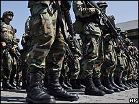 Soldados mexicanos forman fila en Tijuana