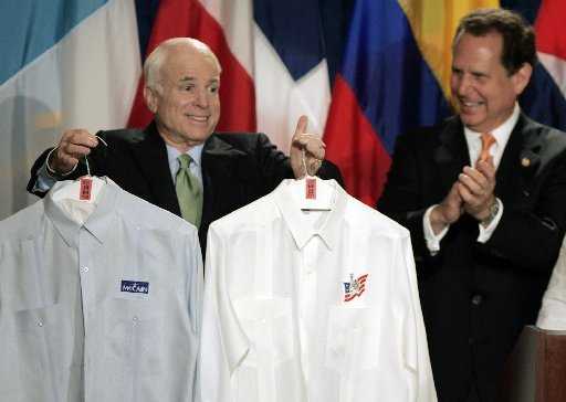 John McCain sostiene dos guayaberas, prenda tradicional cubana, que le fueron obsequiadas en su visita a Miami el 20 de mayo. A su derecha, el representante republicano por la Florida Lincoln Diaz-Balart celebra el regalo. AP 