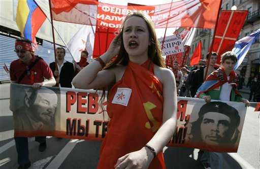 Jóvenes militantes del Partido Comunista ruso manifestaron en San Petersburgo. Dmitry Lovetsky / AP 