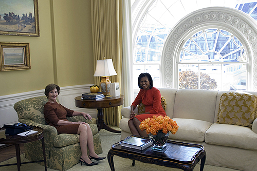 La Primera Dama Laura Bush y Michelle Obama conversan en una habitación privada de la Casa Blanca, durante la visita del nuevo presidente electo. AP 