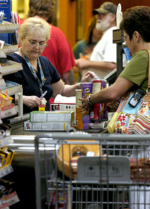  La cadena Wal-Mart Stores Inc. encabeza los esfuerzos por no aumentar los precios de sus productos y eso ha obligado a sus competidores a hacer lo mismo.