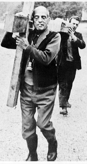 Buñuel ayuda a cargar una cruz en el rodaje de 'La Vía Láctea'.