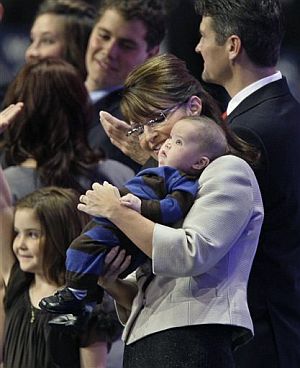 Palin, al final de su discurso, coge en brazos a su hijo pequeño, Trig, de cuatro meses. (Foto: AP)