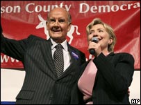 El ex candidato presidencial George McGovern con Hillary Clinton en octubre, 2007