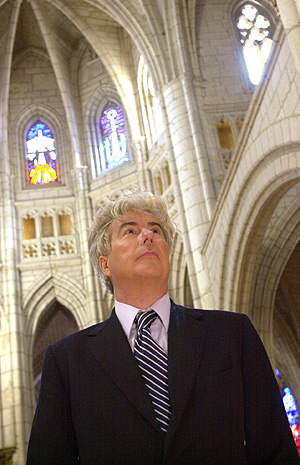 El escritor, en la catedral de Santa María de Vitoria. (Foto: Julio Carlos) El escritor, en la catedral de Santa María de Vitoria. (Foto: Julio Carlos)