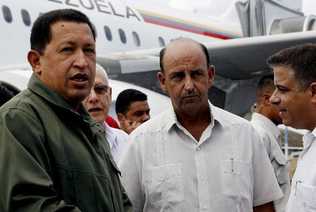  El presidente venezolano fue recibido en el Aeropuerto Internacional José Martí por el vicepresidente cubano Carlos Lage (centro) y el canciller Felipe Pérez Roque (der.).