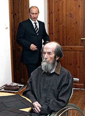 Solzhenitsin, en una imagen de archivo de 2007, cuando recibió de manos de Putin el Premio Estatal. (Foto: AP)