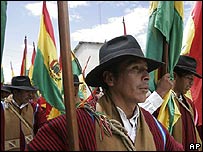 Indígenas de la provincia de Omasuyos marchan en Warisata, el 18 de abril